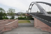 Osthafenbrücke FFM: südlicher Brückenkopf, westlicher Treppenabgang