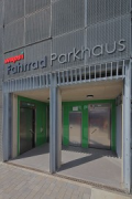 wupsi Radparken: Parkhauswindfang mit Toiletten, Bild 1