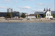 Rheinboulvard: frontaler Uferblick, mittiger Zoom