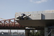 Rheinbrücke Neuenkamp: Künftige Seilverankerungen am Stahlüberbau, provisorischer Vorbauschnabel