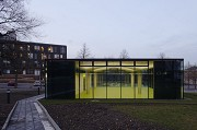 Textilbeton-Pavillon mit Glasfassade: Südansicht mit Zuweg bei Dämmerung
