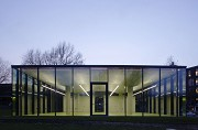 Textilbeton-Pavillon mit Glasfassade: Ostansicht bei Dämmerung