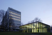 Textilbeton-Pavillon mit Glasfassade: Nordostansicht bei Dämmerung