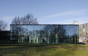 Textilbeton-Pavillon mit Glasfassade: Ostansicht