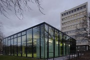 Textilbeton-Pavillon mit Glasfassade: Nordwestansicht bei Dämmerung