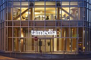 tamedia - Haupteingang bei Dämmerung