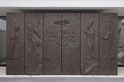 Tebartz-van Elst: Bronzeportal des Haupteingangs