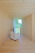 Timber Prototype House, Apolda; IBA Thüringen: Innenraum, Blick nach "Hinten", Hochformat