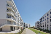 Colmdorfstraße, München-Aubing: Passage Gebäuderiegel und Wohnquartier von Westen