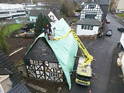 Scheuerfeld House, protection foil mounting: work on the southern roof ridge