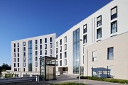 Colmdorf-Street, Munich-Aubing: external elevator at northern cross-wing side