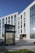 Colmdorf-Street, Munich-Aubing: external elevator at northern cross-wing side, zoomed