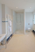 Fraser Suites: bathroom with historic tiles