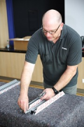 Wicona-Experte Sven Dreyer zeigt den Schülern, wie die Eckverbinder in die auf Gehrung geschnittenen Blendrahmprofile eingeschoben werden