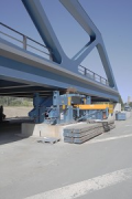 A45-bridge, Haiger: hydraulic jacking system under bridge