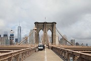Brooklyn Bridge: pedestrian catwalk facing Manhattan, secutity-post