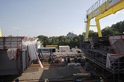 Neuenkamp Rhine Bridge: on the left, the superstructure section currently being manufactured; on the right, the superstructure section that has already been completed and advanced.