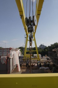 Neuenkamp Rhine Bridge: two gantry cranes allow maneuvering of bridge elements weighing up to 100 t