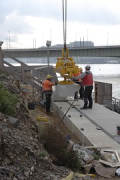 Rhine-boulevard: a vacuum-carrier is lifting the precast-elements 3