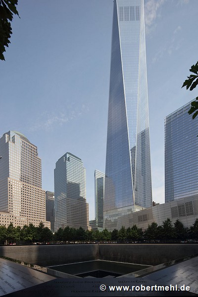 9/11 Memorial: Südlicher Pool mit One World Trade Center, Bild 2