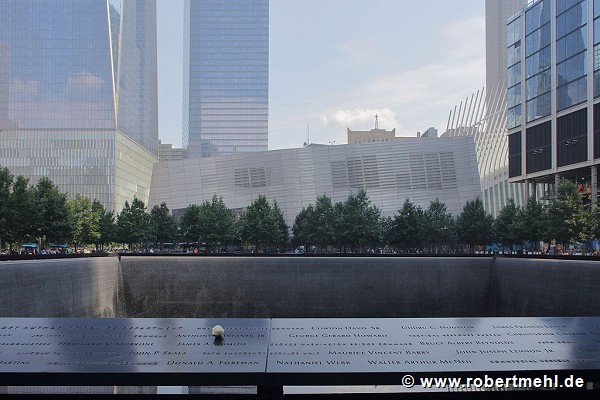 9/11 Memorial: Südlicher Pool, Gedenktafel und Rose