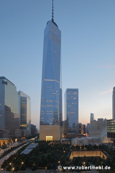 9/11 Memorial: Südansicht bei Dämmerung