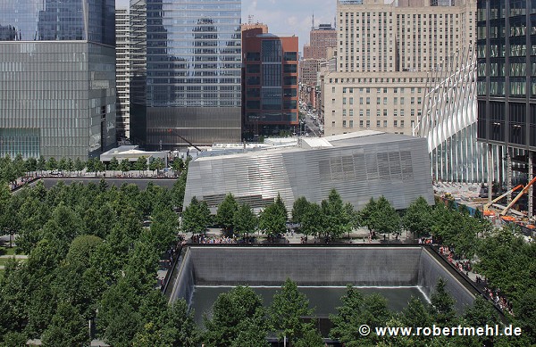 9/11 Memorial: Südansicht mit beiden Pools und Museumsgebäude