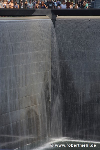 9/11 Memorial: Blick auf die Wasserfälle des südlichen Pools