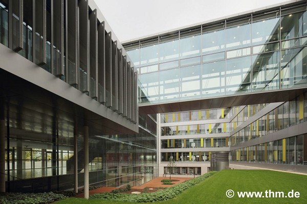 Neue Chemie, JLU Gießen: Innenhof, oberes Level; Foto 1: Yobas/Aydinlar