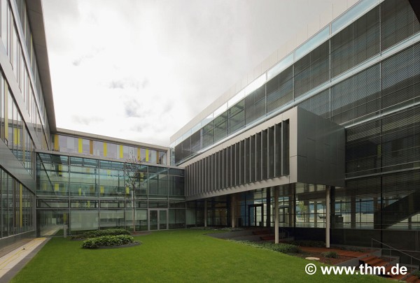 Neue Chemie, JLU Gießen: Innenhof, oberes Level, Bild 2; Foto: Yobas/Aydinlar