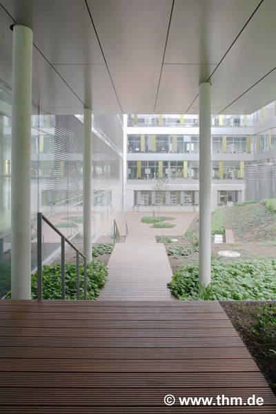 Neue Chemie, JLU Gießen: Innenhof, oberes Level; Foto: Neslihan