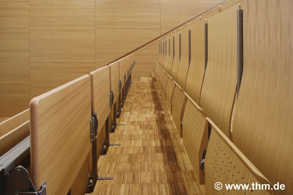 Neue Chemie, JLU Gießen: Kleiner Hörsaal, halbe Höhe achsial, Bild 1; Foto: Dern/Quillmann
