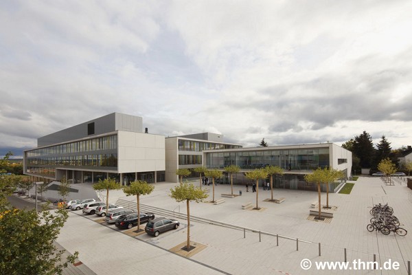 Neue Chemie, JLU Gießen: Piazza Süd, erhöht; Foto 2: Yobas/Dajs