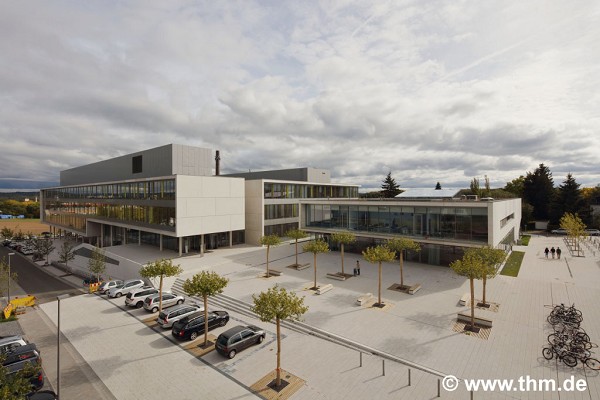 Neue Chemie, JLU Gießen: Piazza Süd, erhöht; Foto: Gerhardt