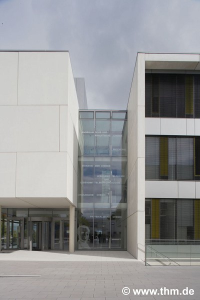 Neue Chemie, JLU Gießen: Haupteingang; Foto: Mehl (Demo)