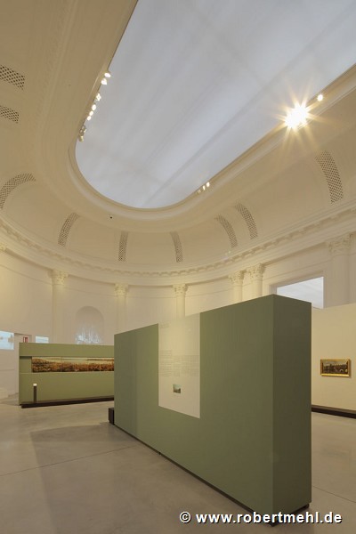Museum La Boverie: sanierter großer Mittelsaal mit Ausstellung, Bild 2