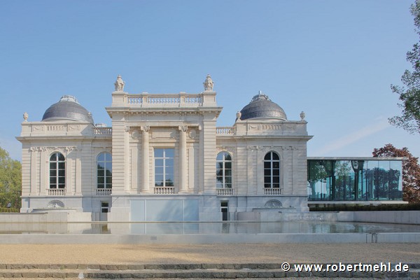 Museum La Boverie: Südfassade mit Wasserbecken