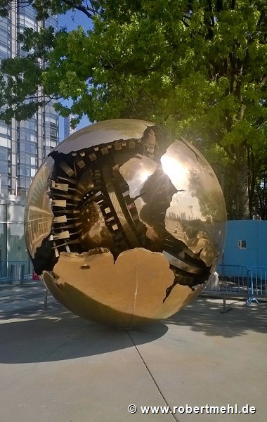 UNO-Hauptquartier: Arnaldo Pomodoros Skulptur "Kugel in einer Kugel"
