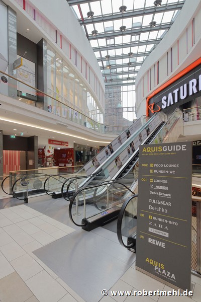 Aquis-Plaza: Ladenstraße, östliches Kopfende mit Adalbertkirche, Bild 1