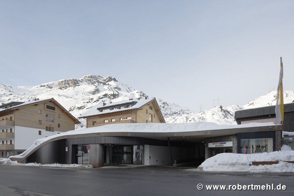 Arlberg1800: Rechts neben dem Eingang ist die Tiefgaragenzufahrt