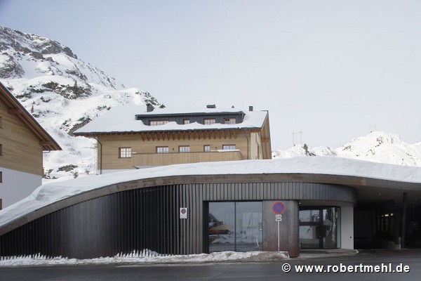 Arlberg1800: Von der Halle ist nur der Eingang sichtbar
