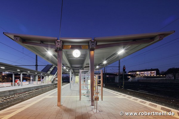 Bahnhof Leverkusen-Opladen: Stirnseite Gleis 2 und 5, Dämmerung, Bild 1
