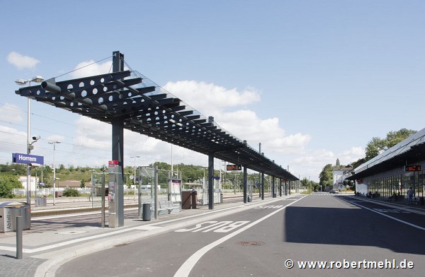 Bhf Horrem: Bahnsteig Gleis 1 mit Busfvorfahrt 1