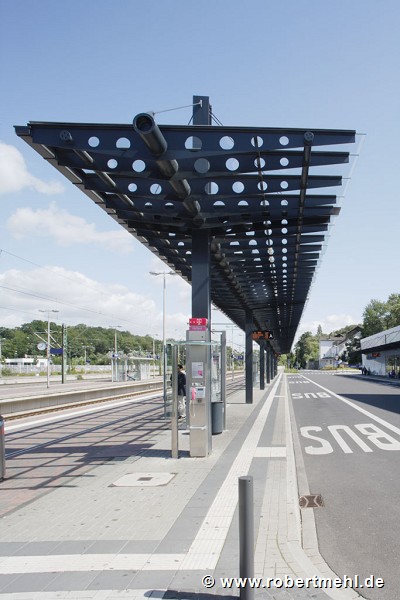 Bhf Horrem: Bahnsteig Gleis 1 mit Busfvorfahrt 2