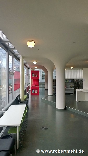 Glaspaleis Heerlen: Flucht runder Pilzsäulen im 1.OG