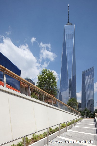 Liberty Park: Zugangsrampe Greenwich Street mit One World Trade Center