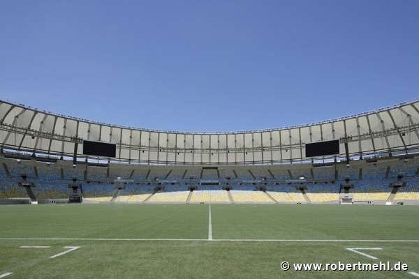 Maracanã Stadion: Spielfeld an der Mittellinie, quer