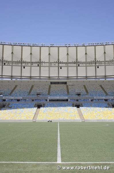 Maracanã Stadion: Spielfeld an der Mittellinie, hoch