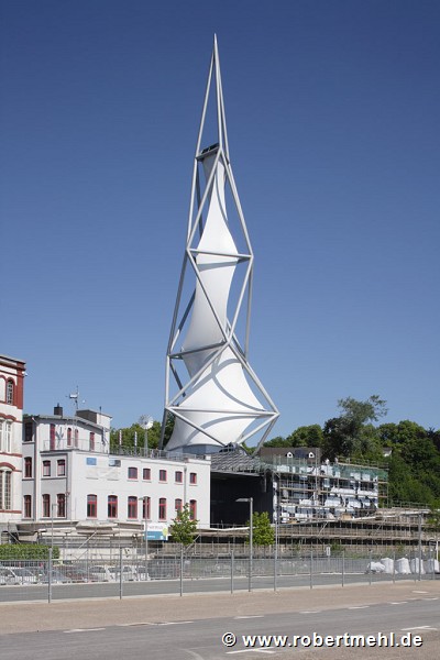 Phänomenta: Turm vom Bahnhofsparkplatz gesehen