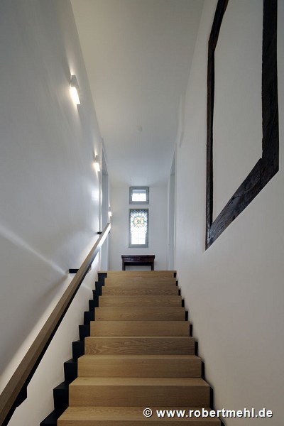 Tebartz-van Elst: Fachwerkhaus: Treppe von der Lobby ins 1OG